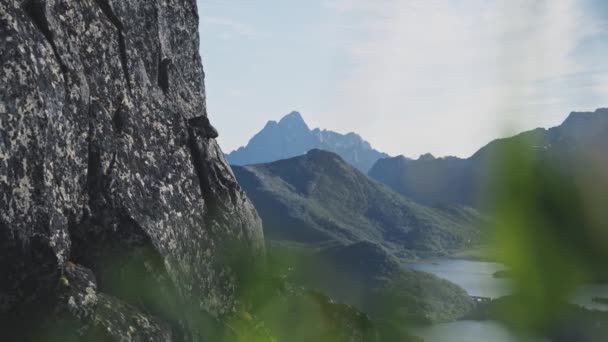 Paisagem Montanhosa Noruega Com Lagos Água Grama Verde Primeiro Plano — Vídeo de Stock
