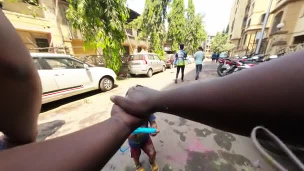Holi 2022 Δύο Ινδοί Άντρες Παίζουν Χρώματα India Indian Παιδί — Αρχείο Βίντεο