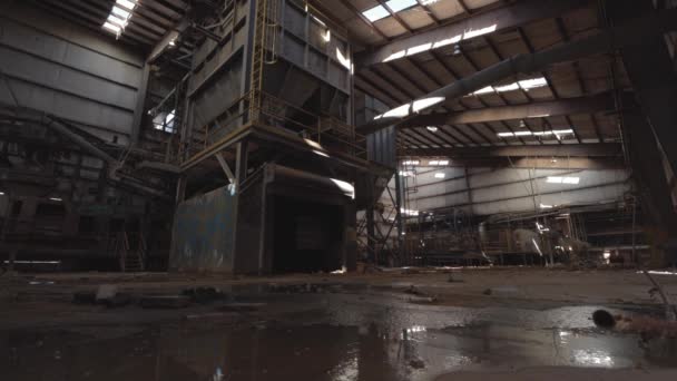 Πλάνα Ολίσθησης Των Μηχανημάτων Εγκαταλελειμμένο Εργοστάσιο Τούβλων Βρεγμένο Δάπεδο Πρώτο — Αρχείο Βίντεο