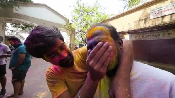 Holi 2022 Δύο Ινδοί Άντρες Παίζουν Χρώματα India Indian Mumbai — Αρχείο Βίντεο