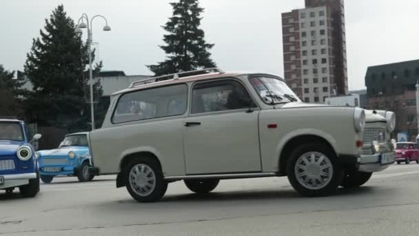 東ヨーロッパのコンボイトラバントレトロなクラシックカー街の通り ヴェリコ タルノヴォをドライブ — ストック動画