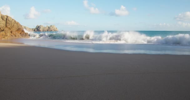 Vagues Océaniques Mousseuses Éclaboussant Plage Porthcurno Beach Cornouailles Angleterre Plan — Video