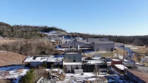 採石場の端にある放棄されたレンガ工場と森に向かってうろうろする空中ドローン映像 — ストック動画