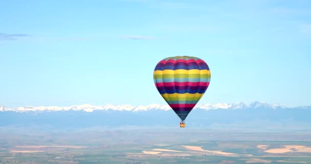 Epic Mountains Hot Air Balloon Υψηλό Υψόμετρο Ευρεία Αεροφωτογραφία — Αρχείο Βίντεο