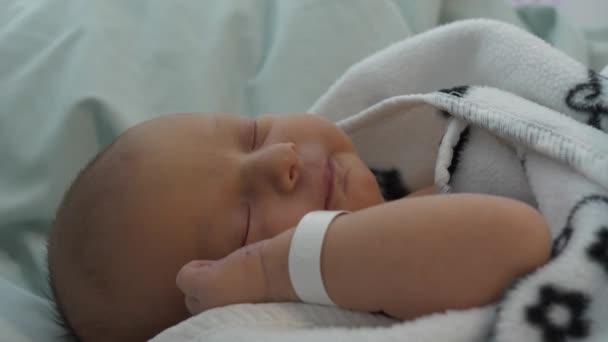 Bebé Recién Nacido Con Pulsera Dormida Debajo Manta Primer Plano — Vídeos de Stock