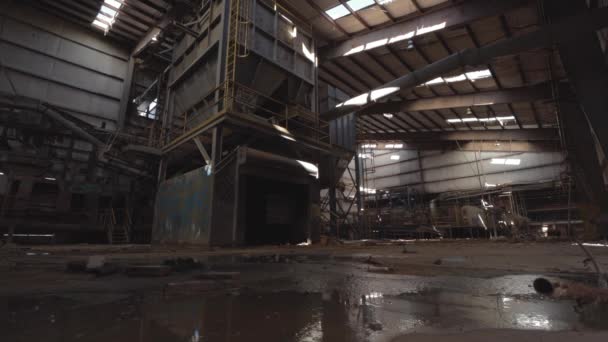放棄されたレンガ工場の機械のスライド映像で 前景に水たまり 頁岩保管 落書き コンベヤベルト — ストック動画