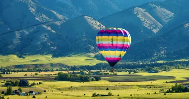 Hot Air Balloon Landing Mountains Sunrise Close Aerial View — стокове відео