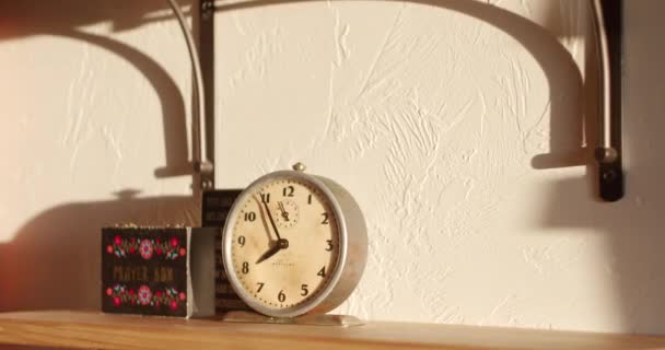 Timelapse Old Analog Clock Shelf Moving Shadows Sunset — Stock Video