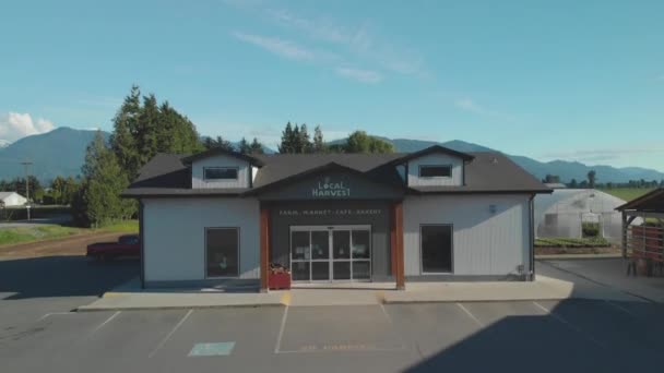 Local Harvest Market Farm Store Front Aerial Parking Lot Ascending — Stok video