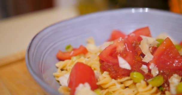 Pasta Saludable Con Tomates Cebolletas Queso Parmesano Acercamiento Slider Shot — Vídeos de Stock