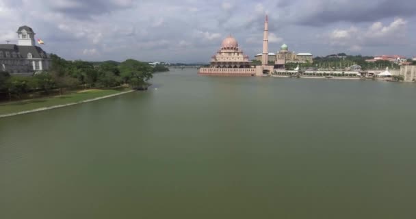 Drone Avvicina Alla Bellissima Moschea Putra Putrajaya Malesia — Video Stock