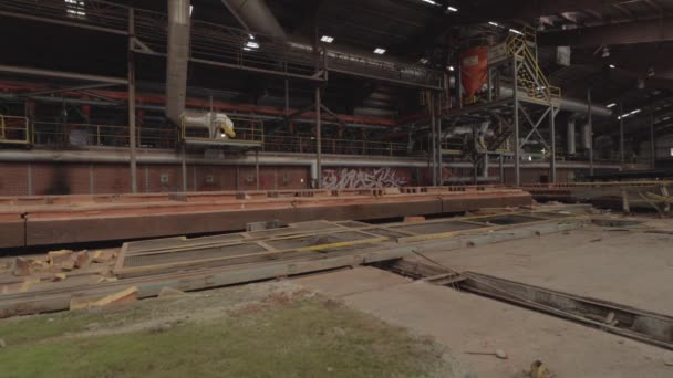 Slider Filmagem Máquinas Abandonadas Uma Fábrica Tijolos Abandonados Com Grafite — Vídeo de Stock