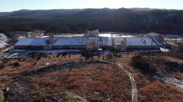 Nagranie Drona Latającego Dół Wzgórza Kierunku Opuszczonej Fabryki Cegieł Środku — Wideo stockowe