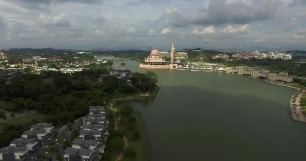 Drone Approaching Beautiful Putra Mosque Putrajaya Malaysia — Stock Video