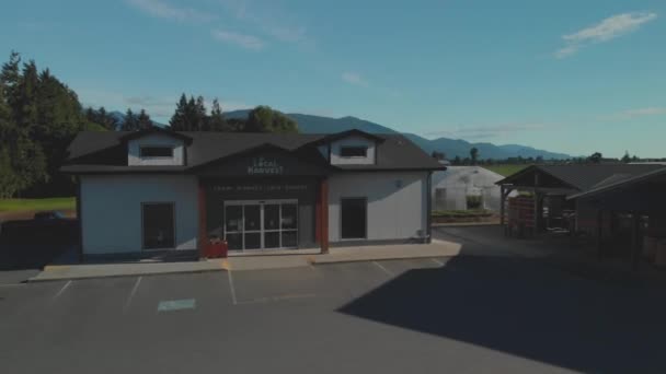 Local Harvest Store Front Aerial Taking Parking Lot Ascending Quickly — Wideo stockowe
