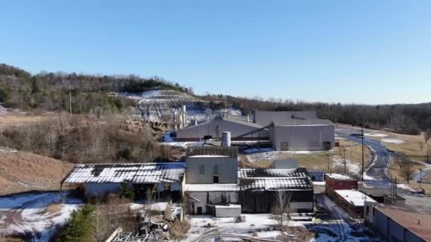 在一个采石场和森林边缘的一个废弃的 腐烂的砖块工厂附近的空中无人侦察机图像 — 图库视频影像