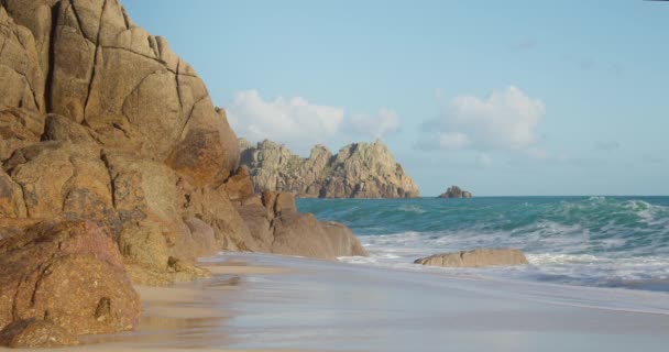 Waves Crashing Rocks Beach Porthcurno Cornwall England Slow Motion — Vídeos de Stock