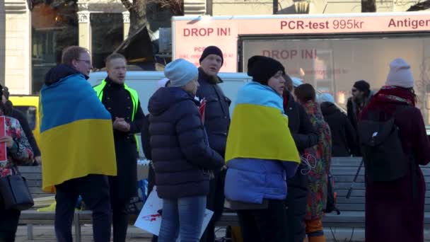 Протестующие Украинских Флагах Антивоенном Митинге Возле Фургона Вакциной — стоковое видео