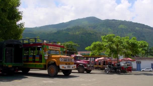 Autobus Classici Parcheggiati Fronte Una Montagna Parcheggio Del Mercato Valparaso — Video Stock