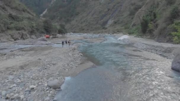 Three Men Hiking Trekking Backpacking Natural Mountain Water River Rapids — Vídeo de Stock