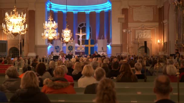 Crowd Sitter Vid Invigningsceremonin För Vasaloppet Längdskidtävling 2022 Alvdalskyrkan — Stockvideo