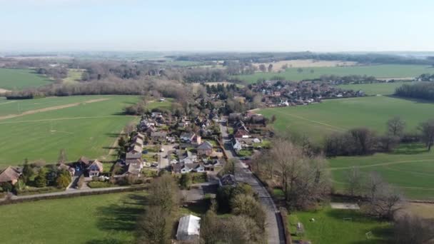 诺宁顿农村小城镇上空和平的空中景观耕作农村居民点缓慢的飞越 — 图库视频影像