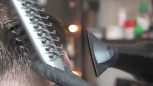 Close Van Een Stylist Kammen Van Een Man Haar Met — Stockvideo