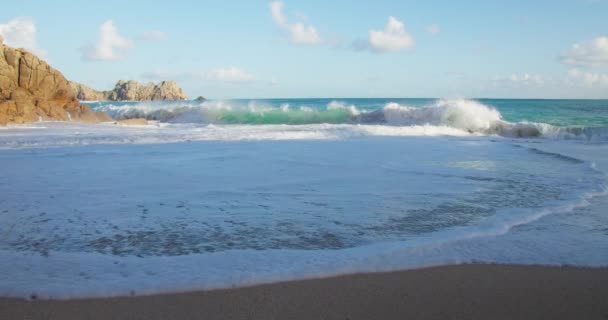 Huge Foamy Waves Porthcurno Beach Cornwall England Wide Slow Motion — ストック動画