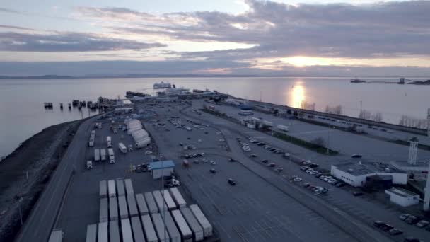 Molti Camion Terminal Traghetti Tsawwassen Vancouver Crepuscolo Columbia Britannica Canada — Video Stock