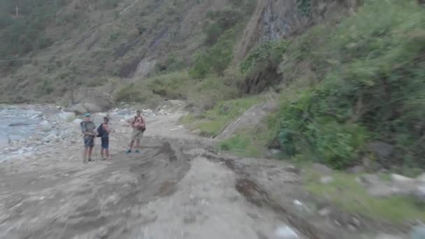 Three Men Standing Edge Mountain Dirt Road Vehicle Tracks Leading — Stock videók