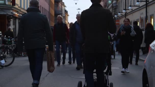 Stockholm Kalabalık Yaya Caddesinde Buluşan Karanlık Arkadaş Sloganı — Stok video