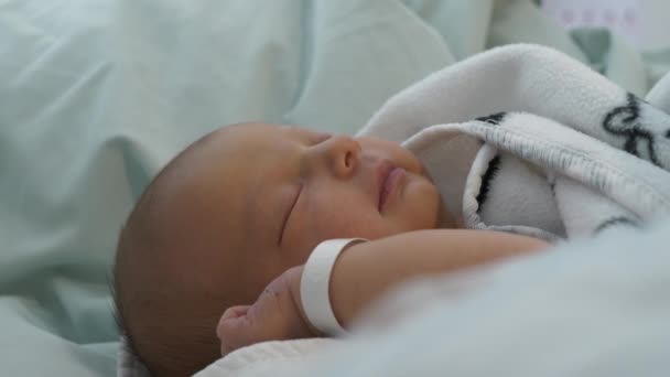 Bebé Caucásico Recién Nacido Con Pulsera Dormida Debajo Una Manta — Vídeos de Stock