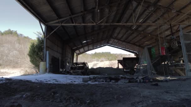Filmación Deslizante Debajo Edificio Cubierto Abandonado Con Maquinaria Descomposición Coche — Vídeo de stock