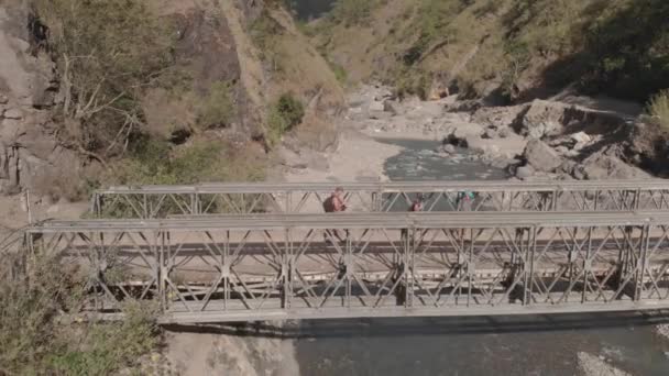 Tři Muži Pěší Turistika Trekking Kovové Oceli Železný Most Přes — Stock video