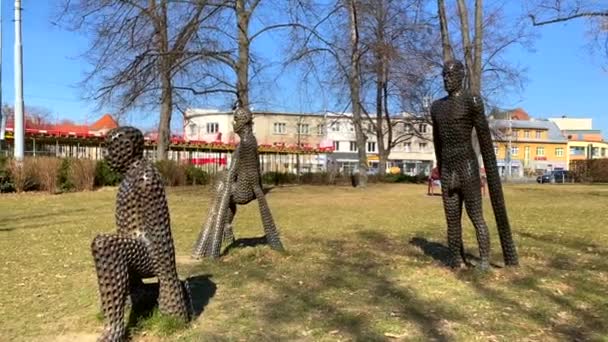 Players Packages Sculpture Group Sculptor Michel Gabriel Dvorak Park Karlovy — стоковое видео