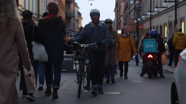 Close Slomo Family Bikes Busy Street Fall Stockholm — Video