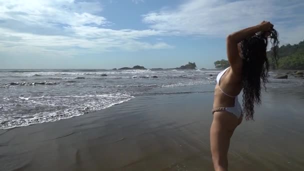 Young Woman Enjoying Hot Summer Sun Sand Beach Holiday Tourism — ストック動画