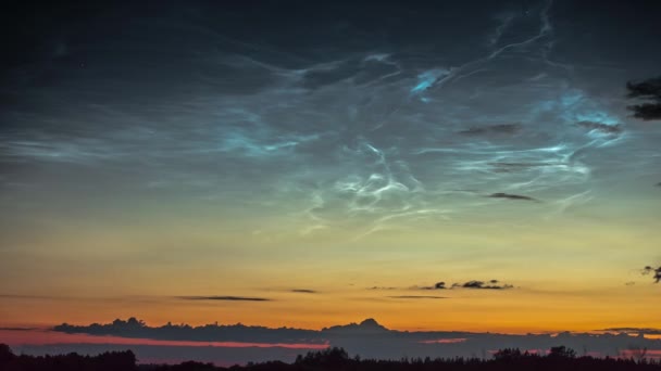 黑暗的云彩在时间的流逝中移动的景象 夏夜美丽的神秘云彩 — 图库视频影像