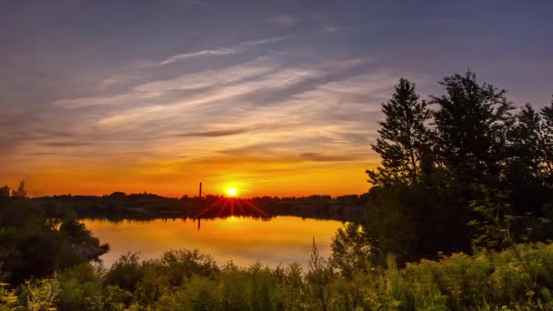 Levendige Zonsondergang Met Reflecties Zonnestralen Boven Dam Het Bos Tijdsverloop — Stockvideo