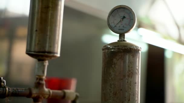 Closeup Shot Industrial Machine Air Pressure Gauge Manufacturing Plant — Vídeos de Stock