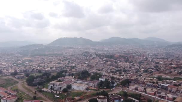 Flyover University Yaound Telón Fondo Hills — Vídeo de stock