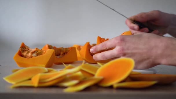 Slicing Removing Seeds Pumpkin — Stockvideo