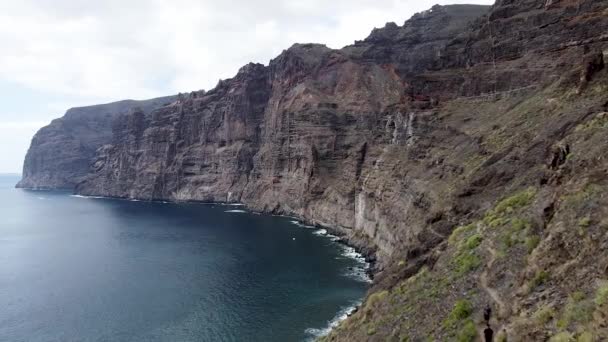 Approaching Aerial Drone View Acantilados Los Gigantes Giant Cliffs Southern — Stockvideo