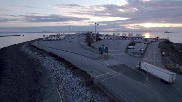 加拿大不列颠哥伦比亚省黄昏时分到达温哥华码头的卡车 空中无人驾驶飞机视图 — 图库视频影像