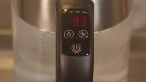 Temperatura Dell Acqua Nel Moderno Bollitore Elettrico Che Sale Lentamente — Video Stock