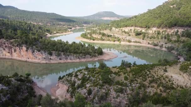 Embalse Toba Sjøen Ved Serrania Cuenca Spania Drone View Tortuous – stockvideo