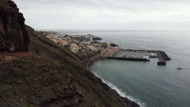 スペイン カナリア諸島 テネリフェ島のロス ジガンテス崖から見えるプエルトデサンティアゴ町の空中ドローンビュー — ストック動画