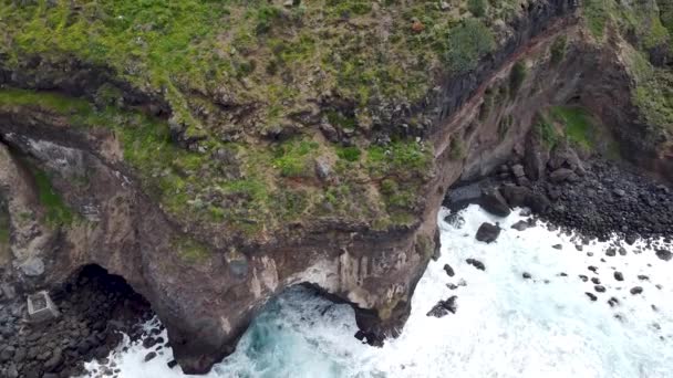 Top Birdseye Aerial Drone View Dramatic Cliffs Dropping Stormy Ocean — Vídeo de Stock