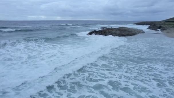 Пляж Балдайо Галисия Коруа Испания — стоковое видео