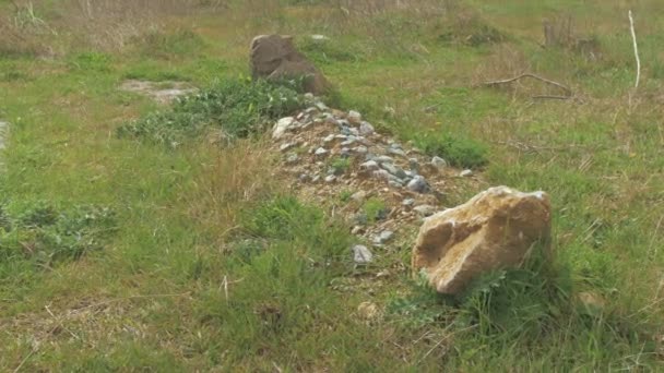 Unknown Deceased Refugee Grave Marked Two Rocks Lesvos Greece — Stockvideo